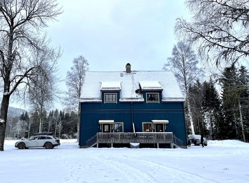 Skolhuset sett framifrån en vinterdag