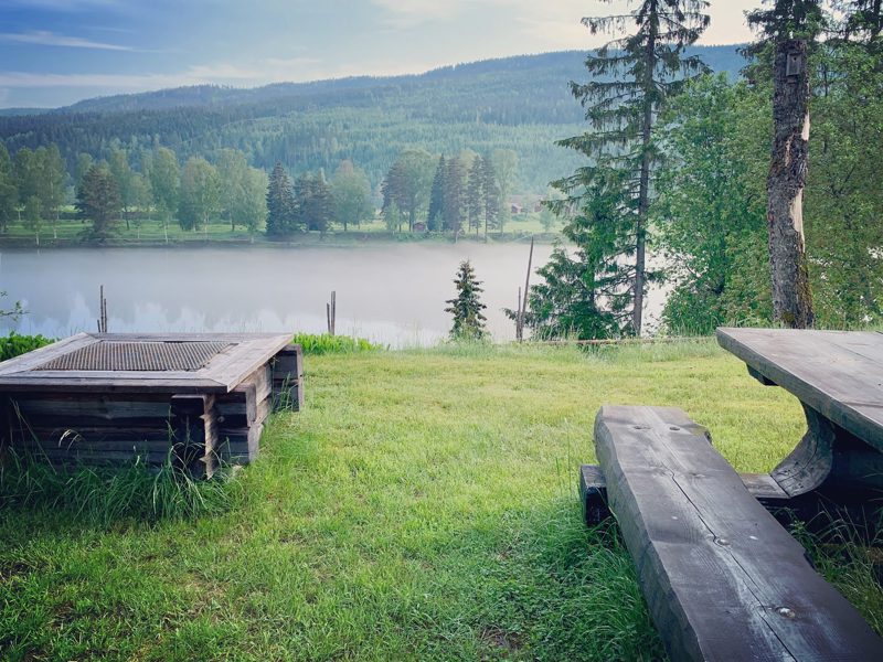 Grillplats och bord vid Klarälven en sommarmorgon